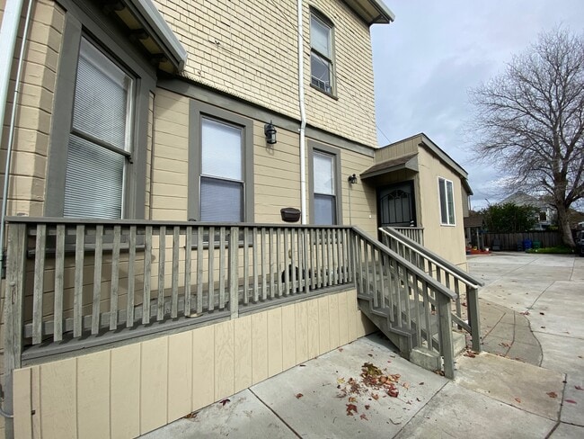 Building Photo - 1524 Bay St Unit #B
