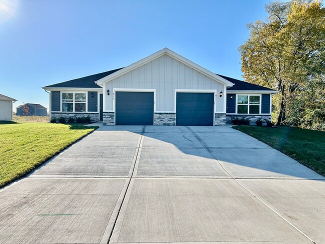 Building Photo - 611-613 Fall Meadow Unit 611 Fall Meadow