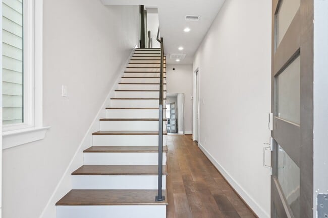 Photo - 823 Mansfield St