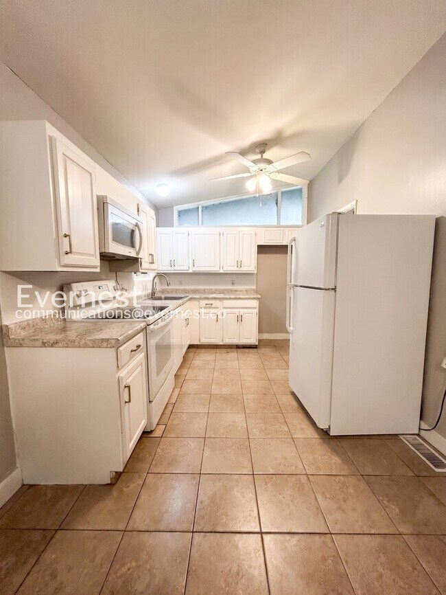 Photo - 560 Jamaica Pl