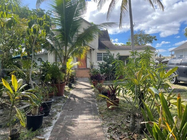 Building Photo - 746 NE 80th St Unit Gar