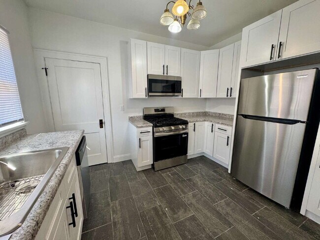 Photo - 2 bedroom, 1 bathroom duplex now available on the southside of Ottawa