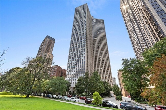 Building Photo - 2626 N Lakeview Ave Unit 1101 Rental