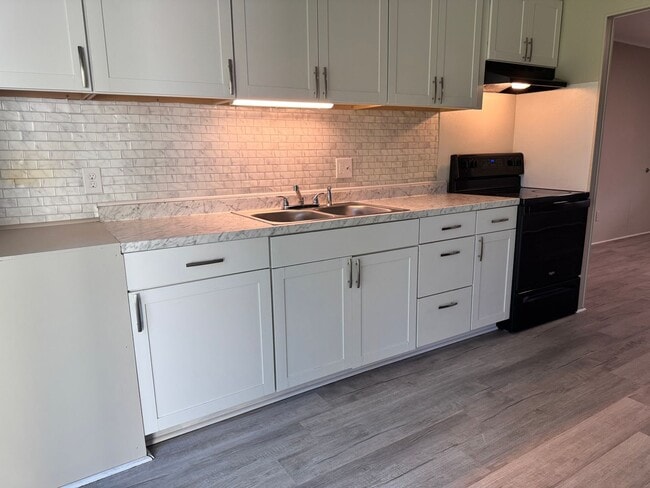 Building Photo - Cozy Duplex Unit Available NOW!