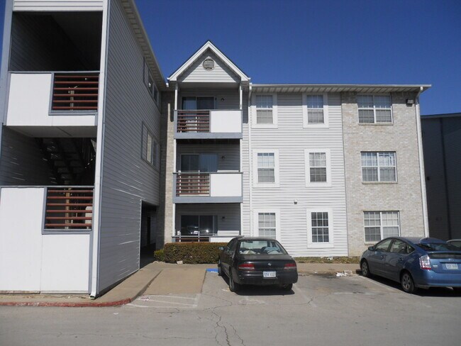 Photo - 927 Emery Rd Unit #B102