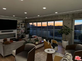 Photo - 838 N Doheny Dr