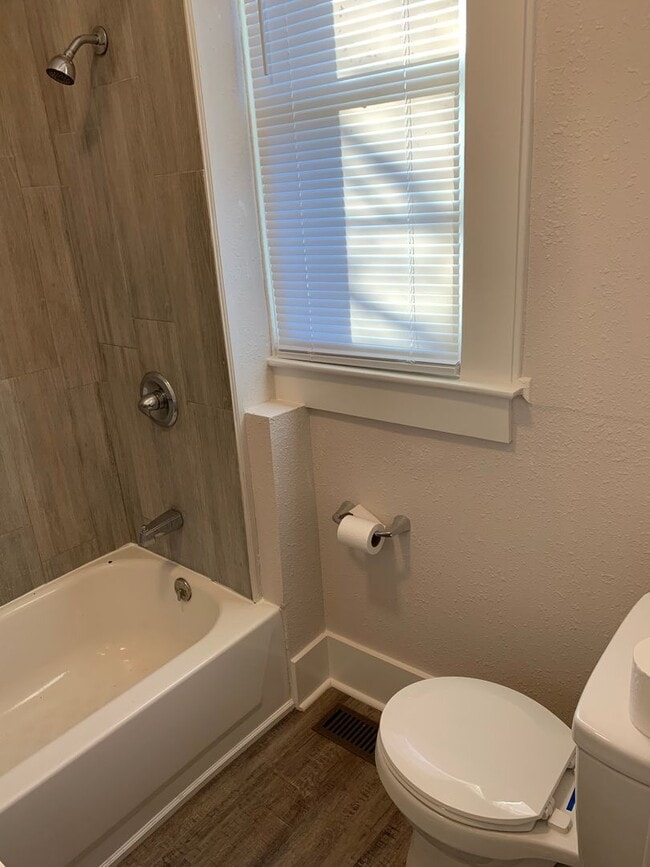 Building Photo - 2 Bed/2 Bath- Newly Renovated!!