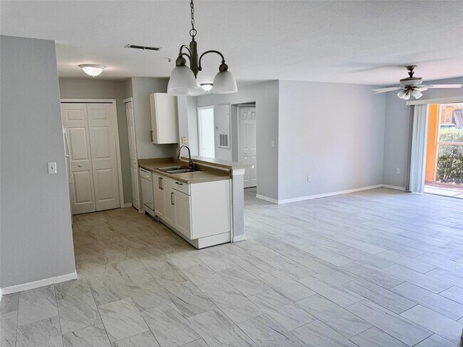 Photo - 5475 Vineland Rd Unit 8113