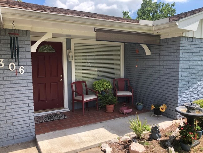 Photo - 306 Cres View St