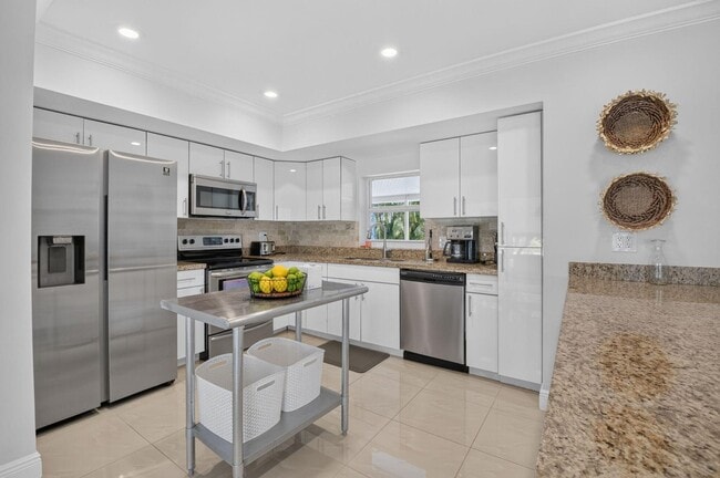 Photo - 700 NE 70th St
