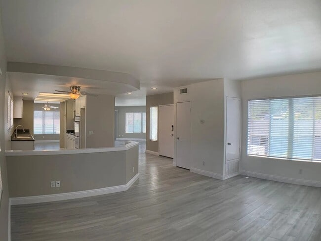 Building Photo - 4594 Cove Dr Unit 3 Rental