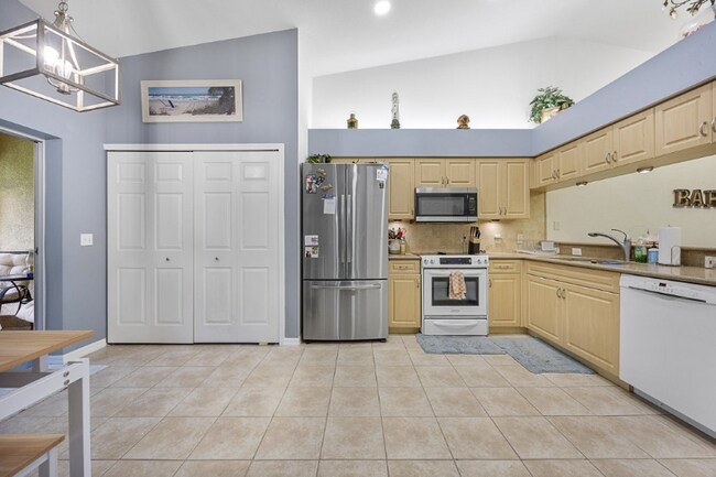 Photo - 25727 Lake Amelia Way Unidad 204