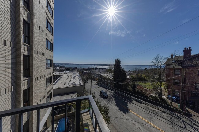 Photo - 3Bd/1.75Ba Seattle Condo Unit 301