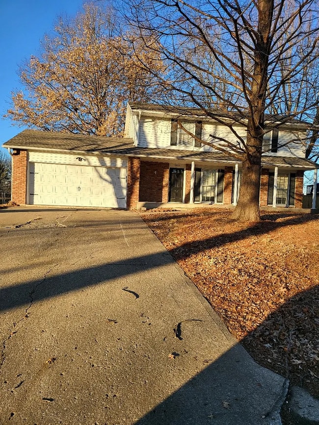 Building Photo - Spacious 4 Bed, 2.5 Bath Home with Fireplace & Garage in Independence, MO