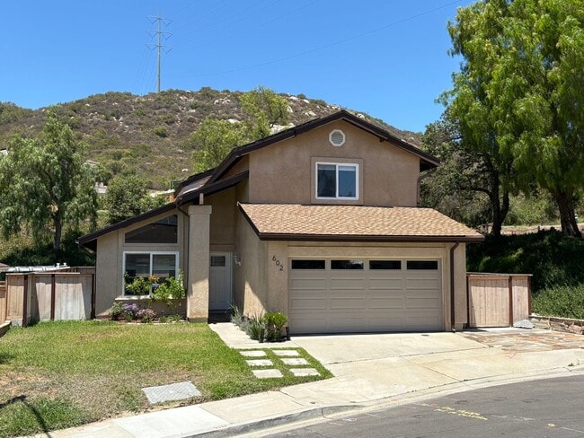 Beautifully updated 4-bed, 3-bath, two-sto... - Beautifully updated 4-bed, 3-bath, two-sto... House
