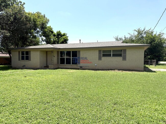 Building Photo - Updated 3-Bedroom Home with Spacious Fenced Backyard in Benbrook