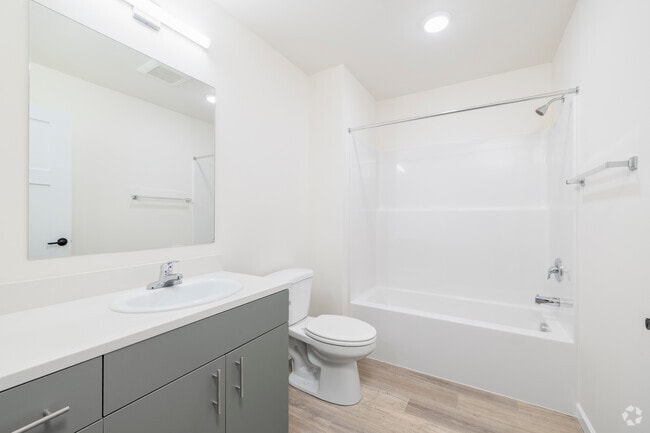 Studio, 1BA - 558SF - Bathroom