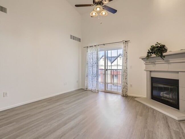Stunning 2 bedroom 2 bath with loft in Aurora!
