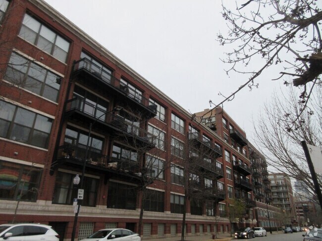Building Photo - 1040 W Adams St Unit 237 Rental