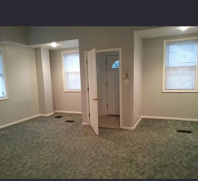 Building Photo - 401 E Lloyd St Unit 401