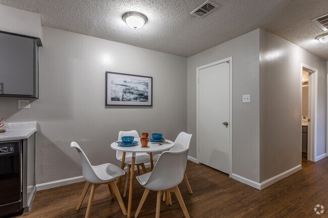 2BR, 2BA - 1000 SF Belmont - Dining Area