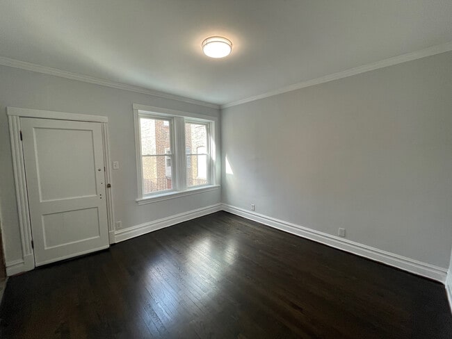 Living Room - 4737 N Maplewood Ave Unit 2