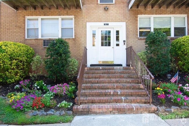 Building Photo - 9 Koster Blvd Unit C Rental