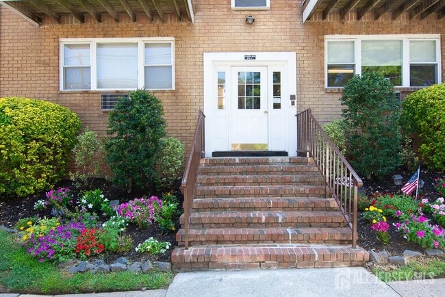 Building Photo - 9 Koster Blvd Unit C Rental