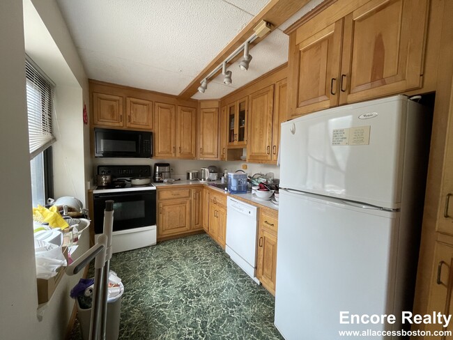Building Photo - 1243 Beacon St Unit 2C Rental