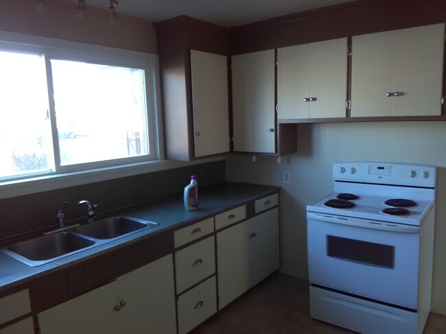 Cocina - 1200 NE Ochoco Ave