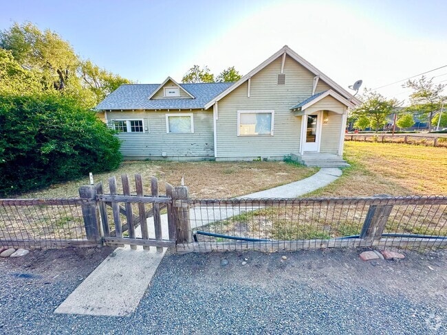 Building Photo - 2 Bedroom 1 Bathroom Home with Acreage in ...