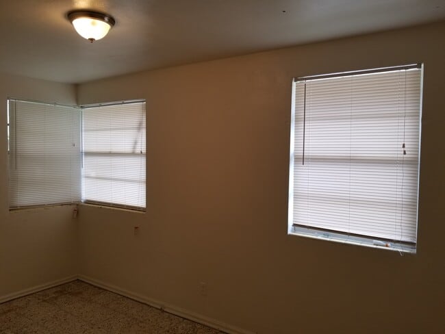 Photo - 1335 W 12th St