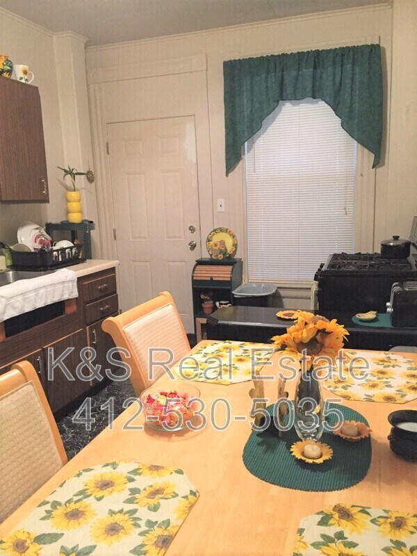 Photo - 556 Middle Ave