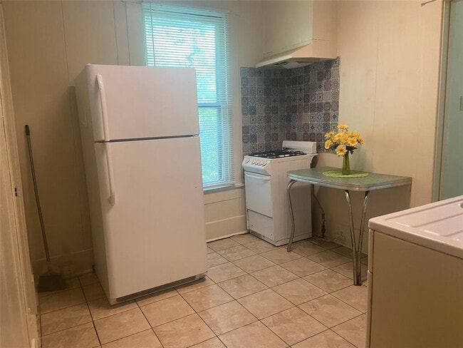 Photo - 401 W 38th St