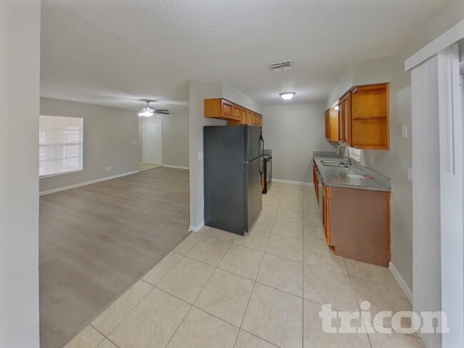 Photo - 1002 Saxon Ct