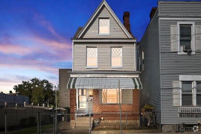 Building Photo - Bloomfield 3 bedroom townhouse