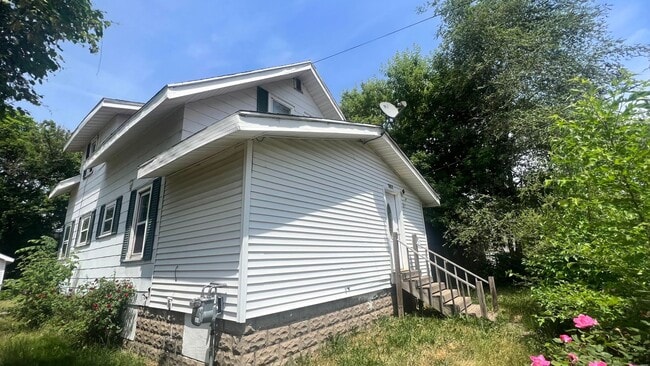 Building Photo - 357 Fox St SW