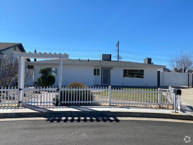 Building Photo - Beautiful 4 bed/ 2 bath home in upper Yuca...