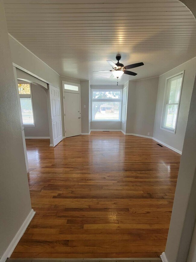 living room - 700 N Main St Unit 1