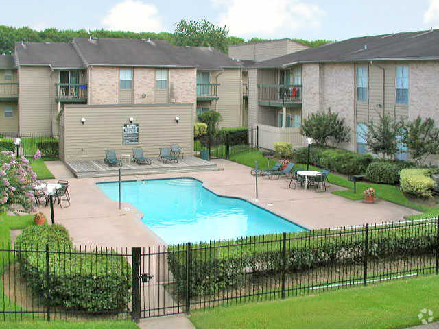 Pool - Bayou Bend Apartments