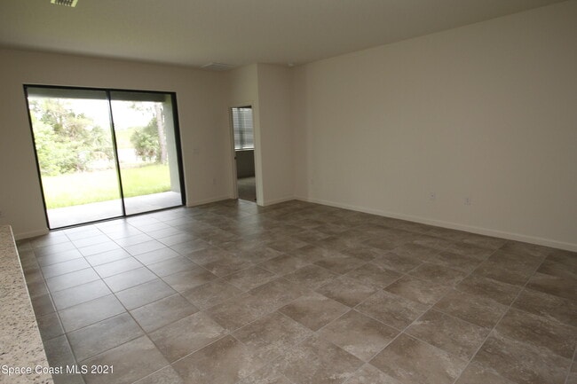 Photo - 896 Old Country Rd S E