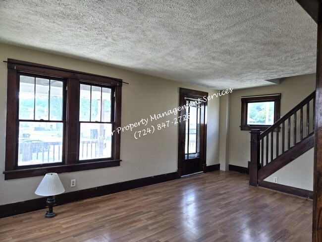 Photo - 407 Bridge St