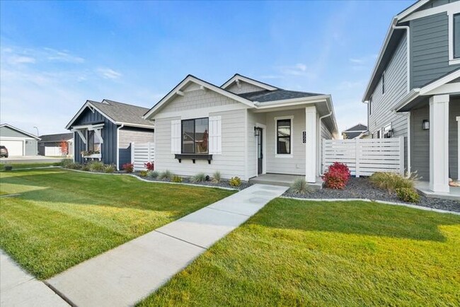 Single-Level Serenity: Your 3 Bedroom, 2 Bath Dream Home Awaits
