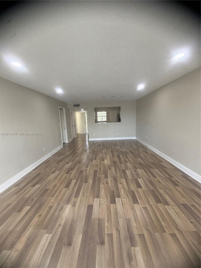 Photo - 879 NE 195th St Unidad 425