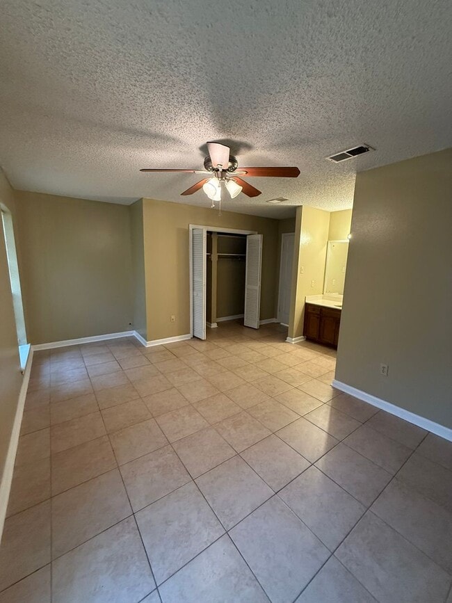 Photo - 1126-1128 Willow Creek Dr Unit 1128