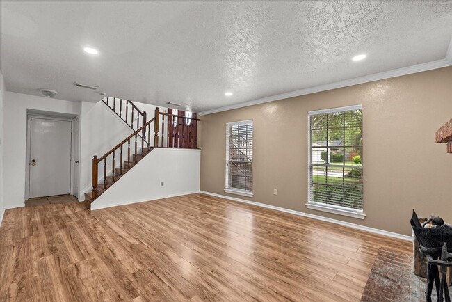 Photo - 430 Redway Ln