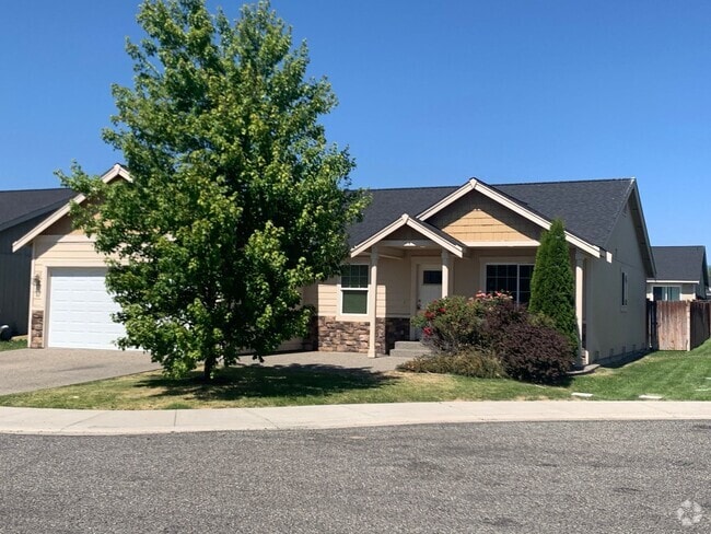 Building Photo - 4 Bedroom 2 Bathroom Rambler with Garage a... Rental