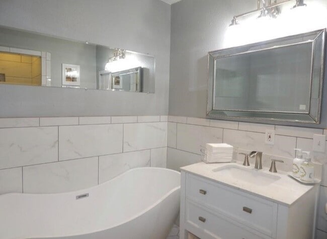 Photo - 8821 Woodruff St
