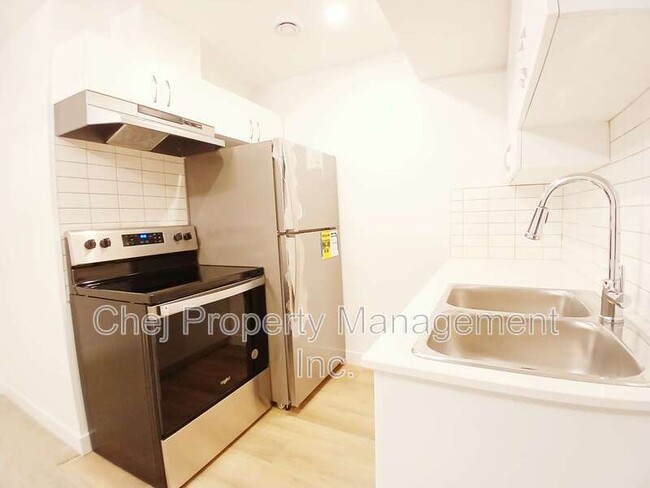 Building Photo - 20956-20919 19 Ave NW Unit Lower