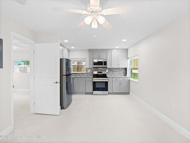 Photo - 101 Deland Ave Unidad 2